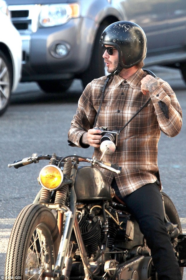 Beckham bụi bặm dạo phố và chụp ảnh trên siêu mô tô 4