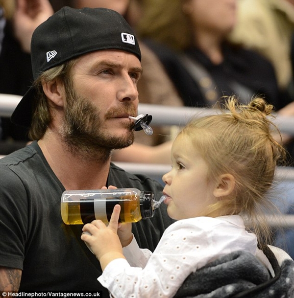 Ngộ nghĩnh loạt ảnh Beckham gặm tay, tranh bú ti giả của bé Harper Seven 8