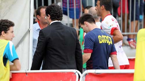 Ở nh&agrave; dưỡng thương, Messi dạy con trai tập đi 1