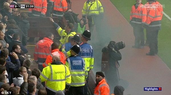  Trọng tài biên bị CĐV Tottenham “ném bom” ngay trên sân 3