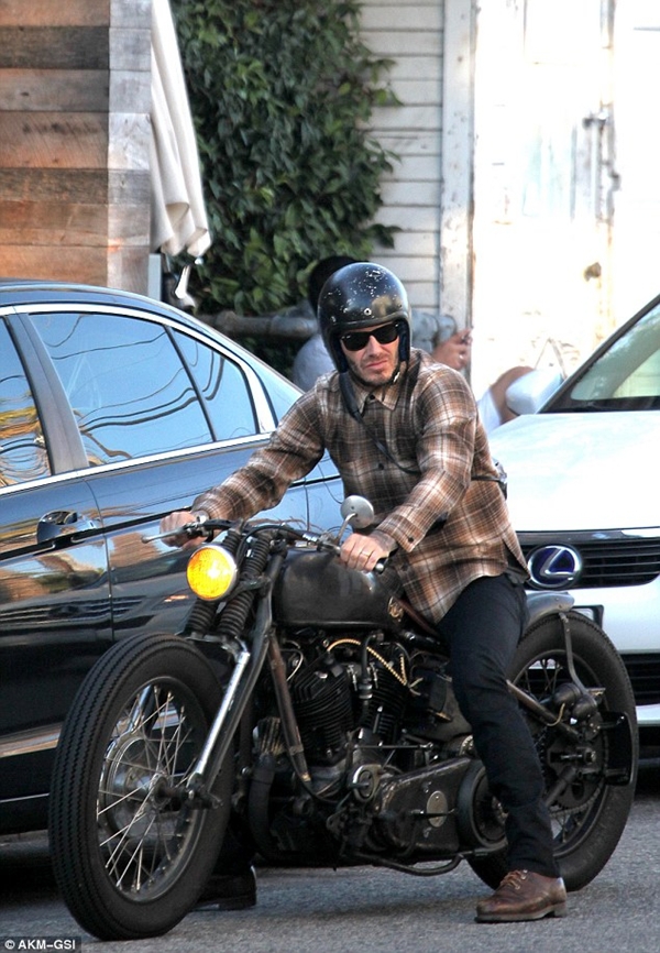 Beckham bụi bặm dạo phố và chụp ảnh trên siêu mô tô 5
