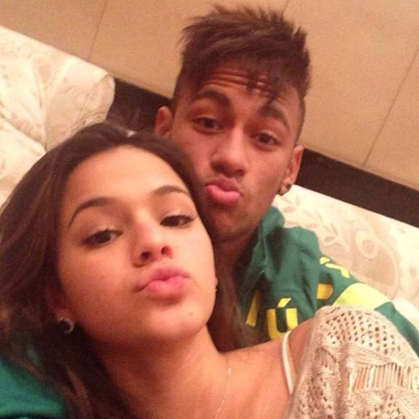 Neymar và bạn gái liên tục “yêu xa” qua mạng 4