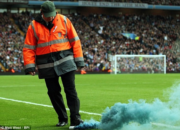  Trọng tài biên bị CĐV Tottenham “ném bom” ngay trên sân 6