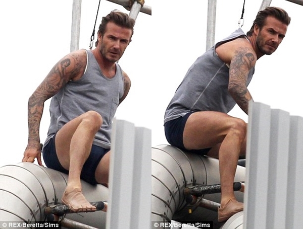 Beckham leo trèo trên mái nhà với "style" quần lót, áo ba lỗ 4