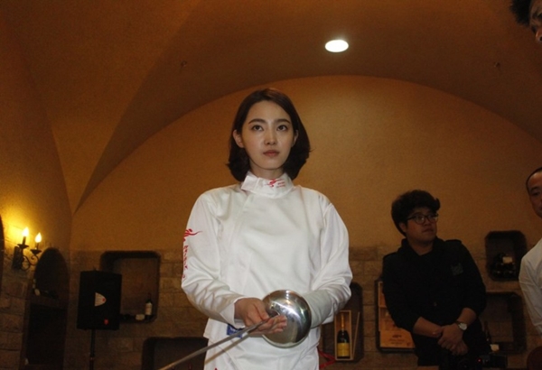 Kiều nữ làng bi-a Hàn Quốc thử sức với môn đấu kiếm 3