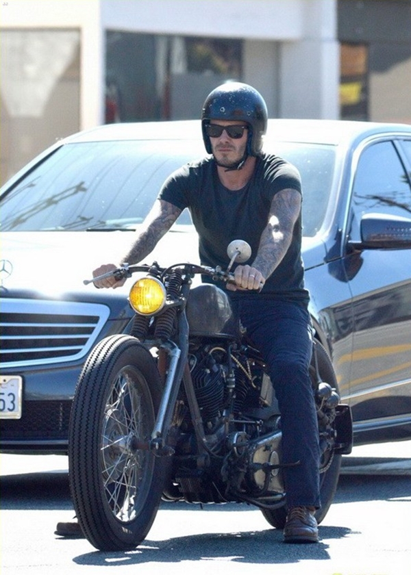 Beckham bụi bặm dạo phố và chụp ảnh trên siêu mô tô 1