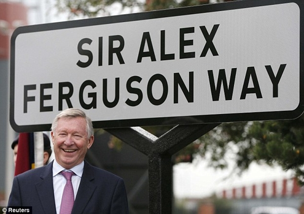 Sir Alex rạng rỡ trên con đường mang tên mình 3