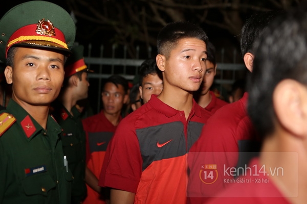 U19 Việt Nam kính cẩn quỳ trước cửa nhà Đại tướng Võ Nguyên Giáp 16
