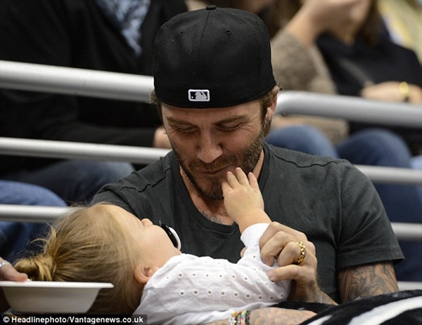 Ngộ nghĩnh loạt ảnh Beckham gặm tay, tranh bú ti giả của bé Harper Seven 2
