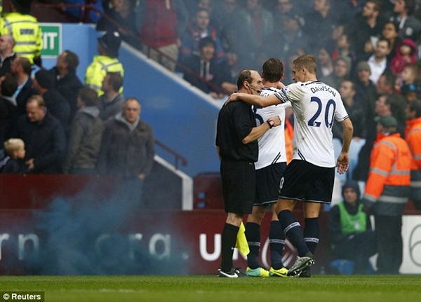  Trọng tài biên bị CĐV Tottenham “ném bom” ngay trên sân 5