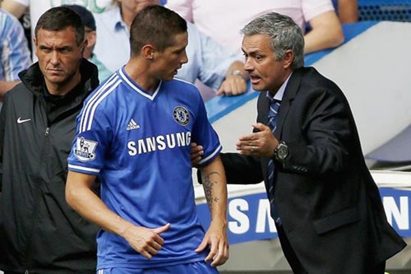 Mourinho "điên cuồng" ăn mừng cùng fan sau bàn thắng của Torres 1