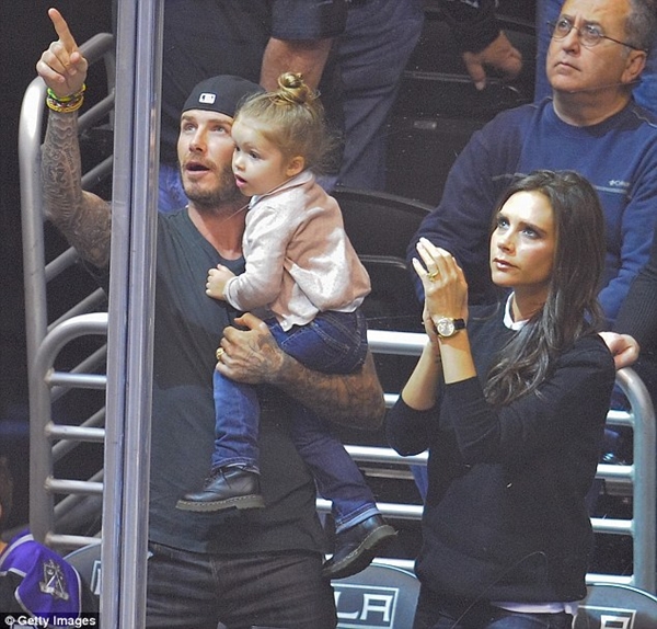 Ngộ nghĩnh loạt ảnh Beckham gặm tay, tranh bú ti giả của bé Harper Seven 10