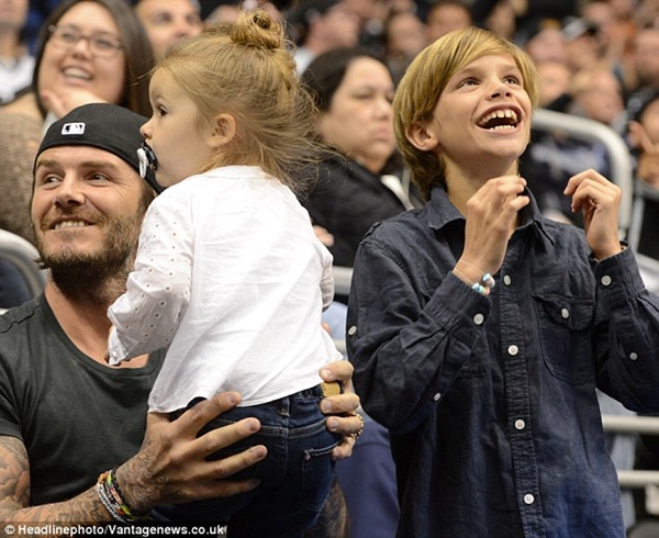 Ngộ nghĩnh loạt ảnh Beckham gặm tay, tranh bú ti giả của bé Harper Seven 11