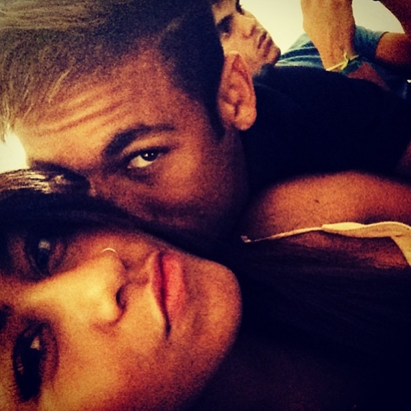 Neymar khoe ảnh hôn em gái như người yêu 4
