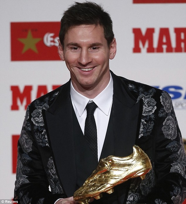 Messi diện trang phục xấu tệ hại lên nhận giải "Chiếc giày vàng" 1