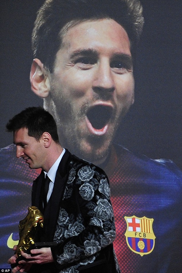 Messi diện trang phục xấu tệ hại lên nhận giải "Chiếc giày vàng" 2