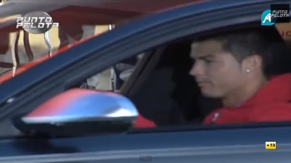 Ronaldo "hờn dỗi" ra mặt vì phải đội nắng lấy xế xịn cuối cùng 4