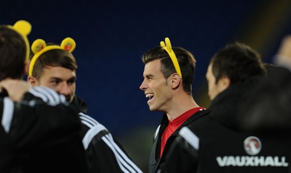 Gareth Bale và Aaron Ramsey nhí nhảnh trên sân tập với… tai gấu 1