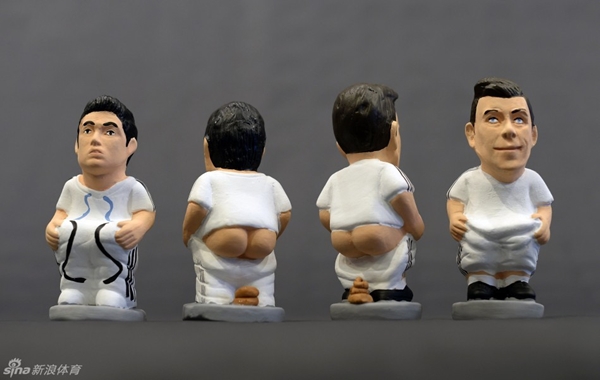 Hài hước với những bức tượng “khoe hàng” của Ronaldo, Bale, Neymar và Messi 1