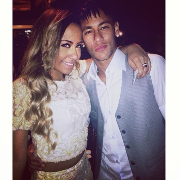 Neymar khoe ảnh hôn em gái như người yêu 1