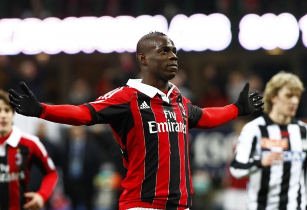 "Bad boy" Balotelli khoe ảnh mắt xanh biếc nhờ đeo lens  7