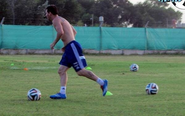 Messi cởi áo tạo dáng, khoe cơ bắp trong lúc luyện tập 3