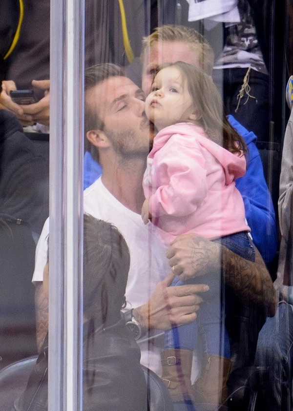 Beckham "đắm đuối" hôn bé Harper Seven là khoảnh khắc “cute” nhất 2013 1
