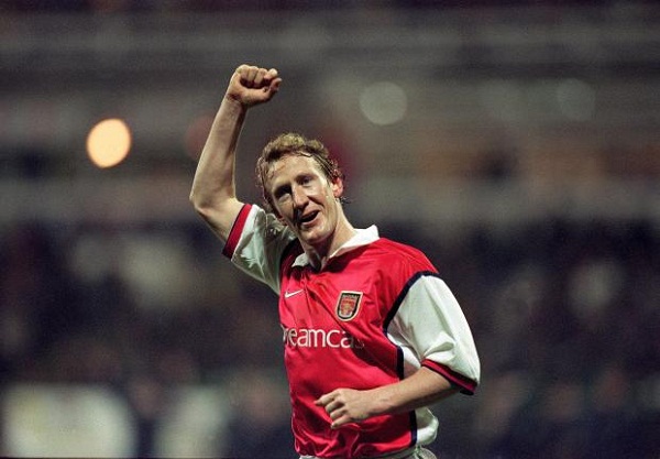 Nhậu nhẹt thả cửa, hút thuốc phì phèo, Arsenal vẫn giành cú đúp danh hiệu 2