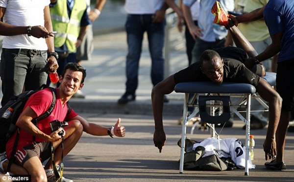 Tia chớp Usain Bolt đánh bại... xe bus trên đường chạy 80 mét 4