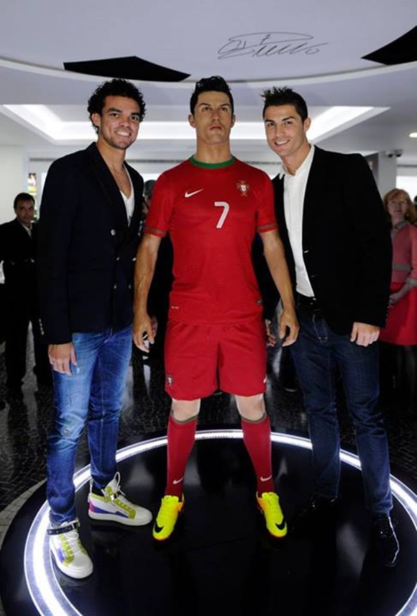 Con trai Ronaldo cười rạng rỡ trong ngày khai trương bảo tàng của bố 15
