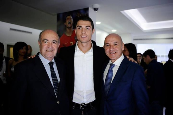 Con trai Ronaldo cười rạng rỡ trong ngày khai trương bảo tàng của bố 17