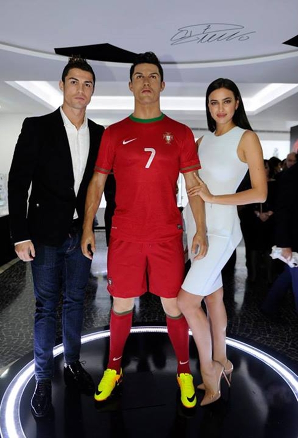 Con trai Ronaldo cười rạng rỡ trong ngày khai trương bảo tàng của bố 18