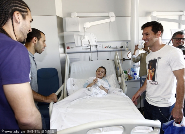 Messi cùng đồng đội gây “náo loạn” bệnh viện nhi tại Barcelona 1