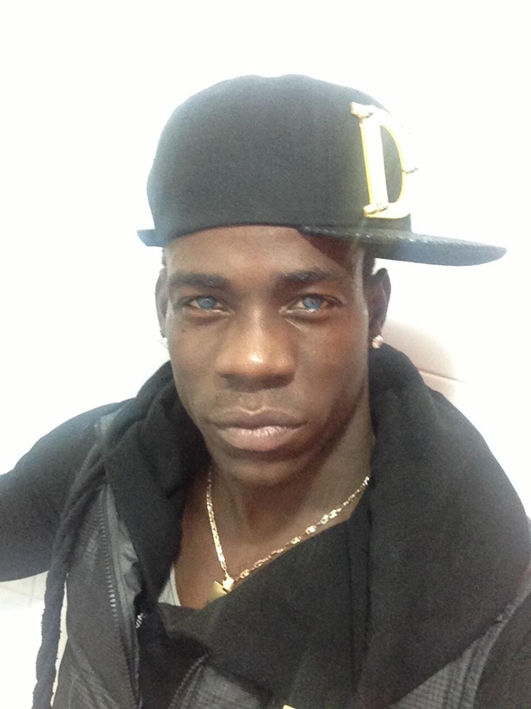 "Bad boy" Balotelli khoe ảnh mắt xanh biếc nhờ đeo lens  1