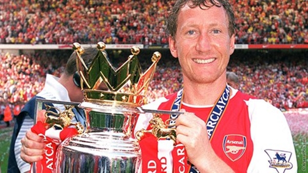 Nhậu nhẹt thả cửa, hút thuốc phì phèo, Arsenal vẫn giành cú đúp danh hiệu 3