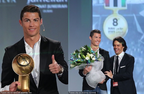 Ronaldo cười tươi như hoa trên bục trao giải 3