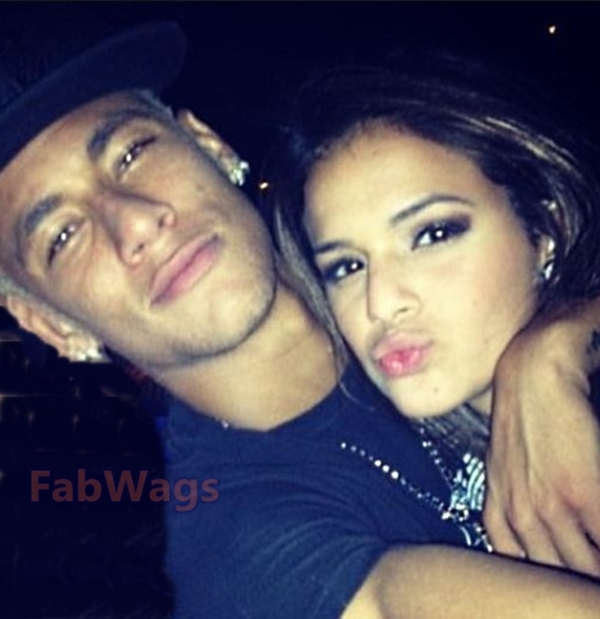 Neymar khốn khổ với tin đồn lừa dối bạn gái 2