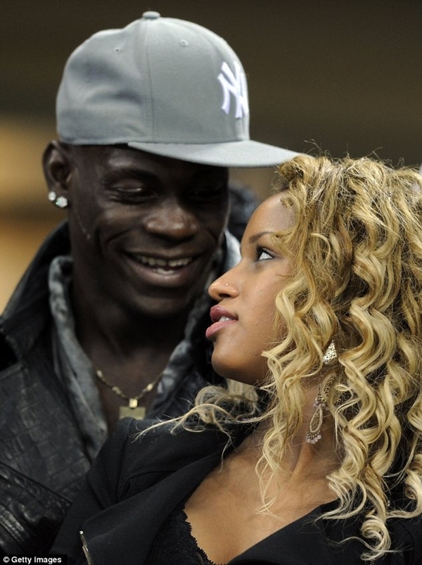 Balotelli lại chia tay cô bồ bốc lửa 2