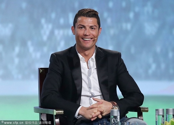 Ronaldo cười tươi như hoa trên bục trao giải 4
