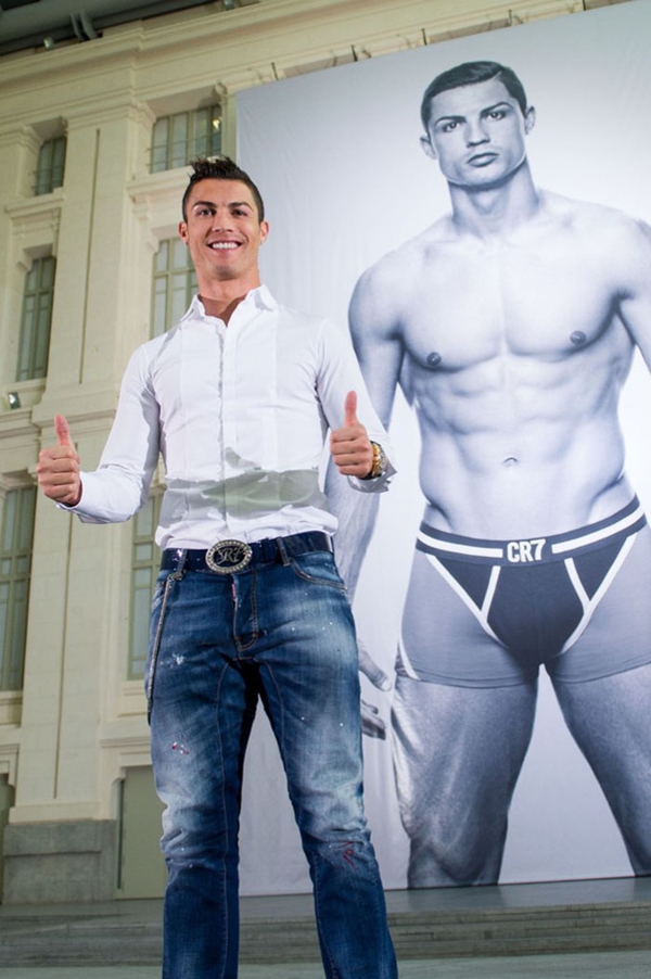 Ronaldo dự định thiết kế đồ lót cho… bạn gái siêu mẫu 1