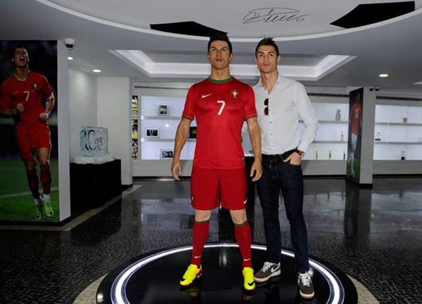 Con trai Ronaldo cười rạng rỡ trong ngày khai trương bảo tàng của bố 9