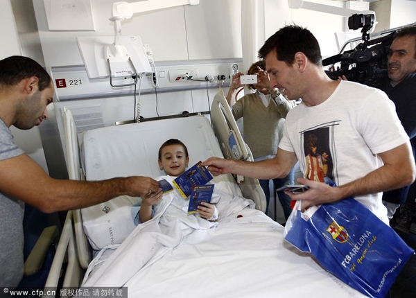 Messi cùng đồng đội gây “náo loạn” bệnh viện nhi tại Barcelona 4