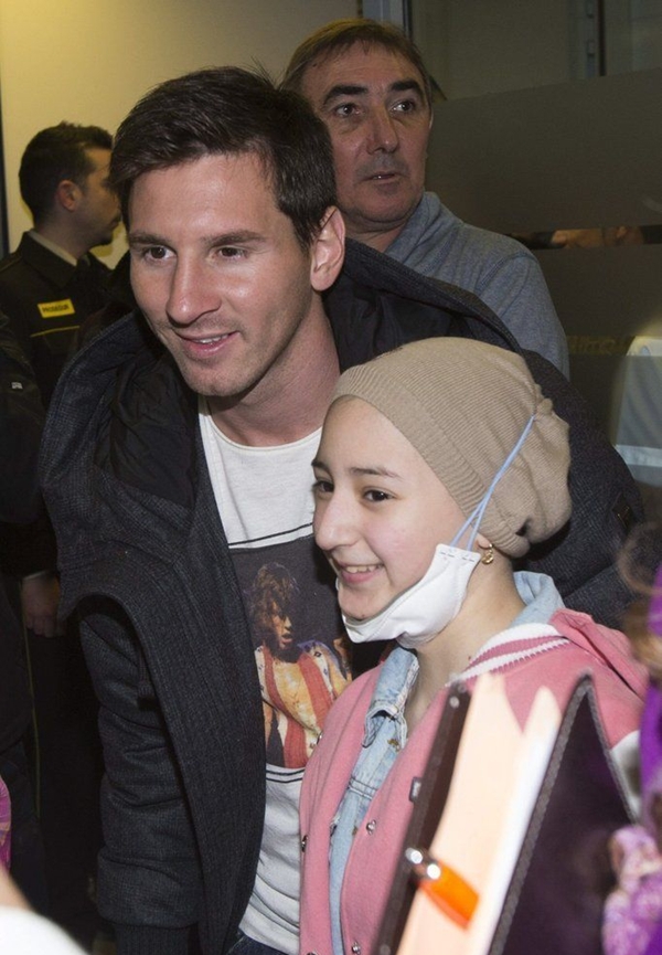 Messi cùng đồng đội gây “náo loạn” bệnh viện nhi tại Barcelona 5