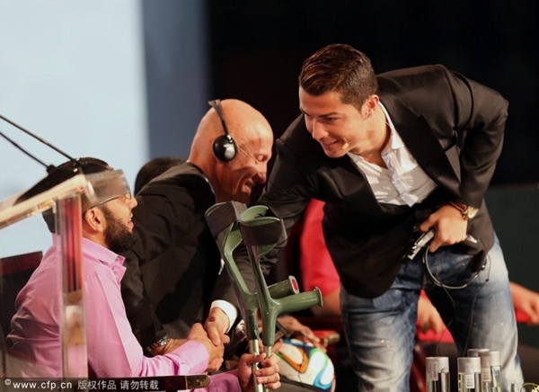 Ronaldo cười tươi như hoa trên bục trao giải 2