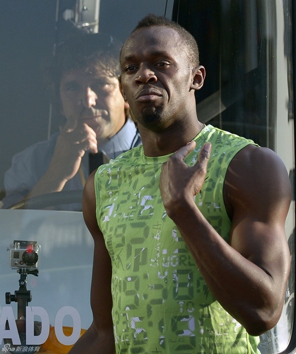 Tia chớp Usain Bolt đánh bại... xe bus trên đường chạy 80 mét 1