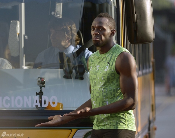 Tia chớp Usain Bolt đánh bại... xe bus trên đường chạy 80 mét 5