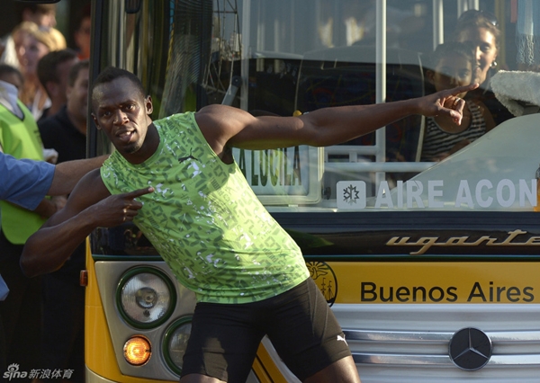 Tia chớp Usain Bolt đánh bại... xe bus trên đường chạy 80 mét 3