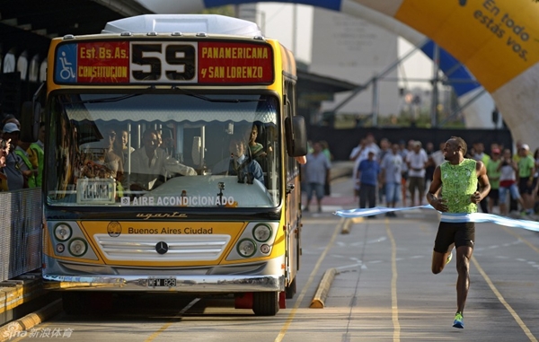 Tia chớp Usain Bolt đánh bại... xe bus trên đường chạy 80 mét 2