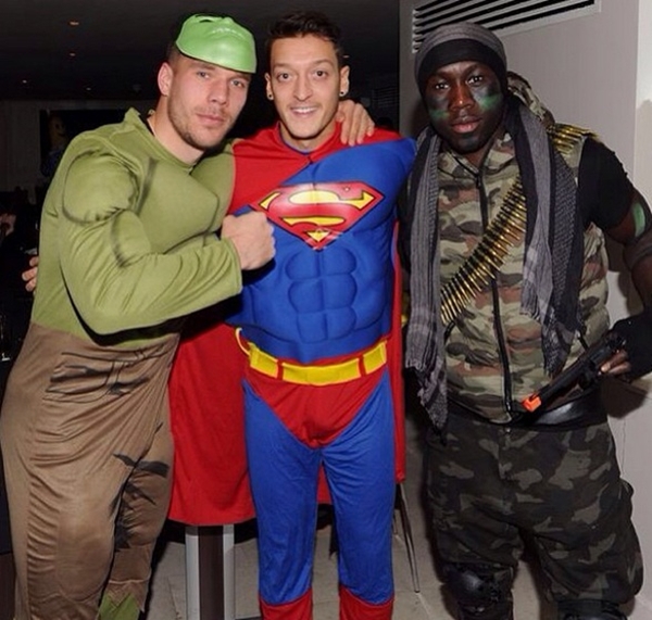 Mesut Ozil hóa Superman cực ngầu trong tiệc Giáng sinh của Arsenal 4