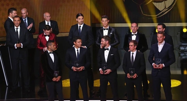 Messi chơi trội với trang phục "một m&igrave;nh một kiểu" tại Gala trao giải QBV 2014 9